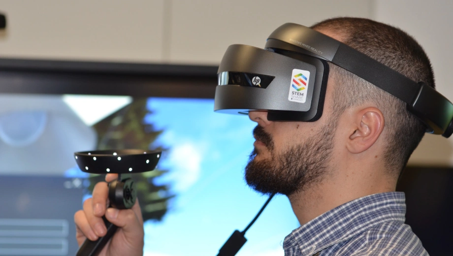 Realtà immersiva metaverso web3 Uomo con visore per realtà immersiva e metavreso nel web3