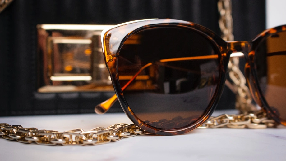 Brand Luxury storytelling Gen Z Glasses with bag in the background that represent a luxury brand that with its narration wants to approach the Gen Z